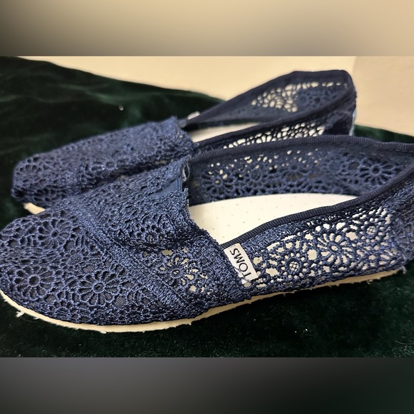 TOMS crocheted lace style slippers - Picture 3 of 5